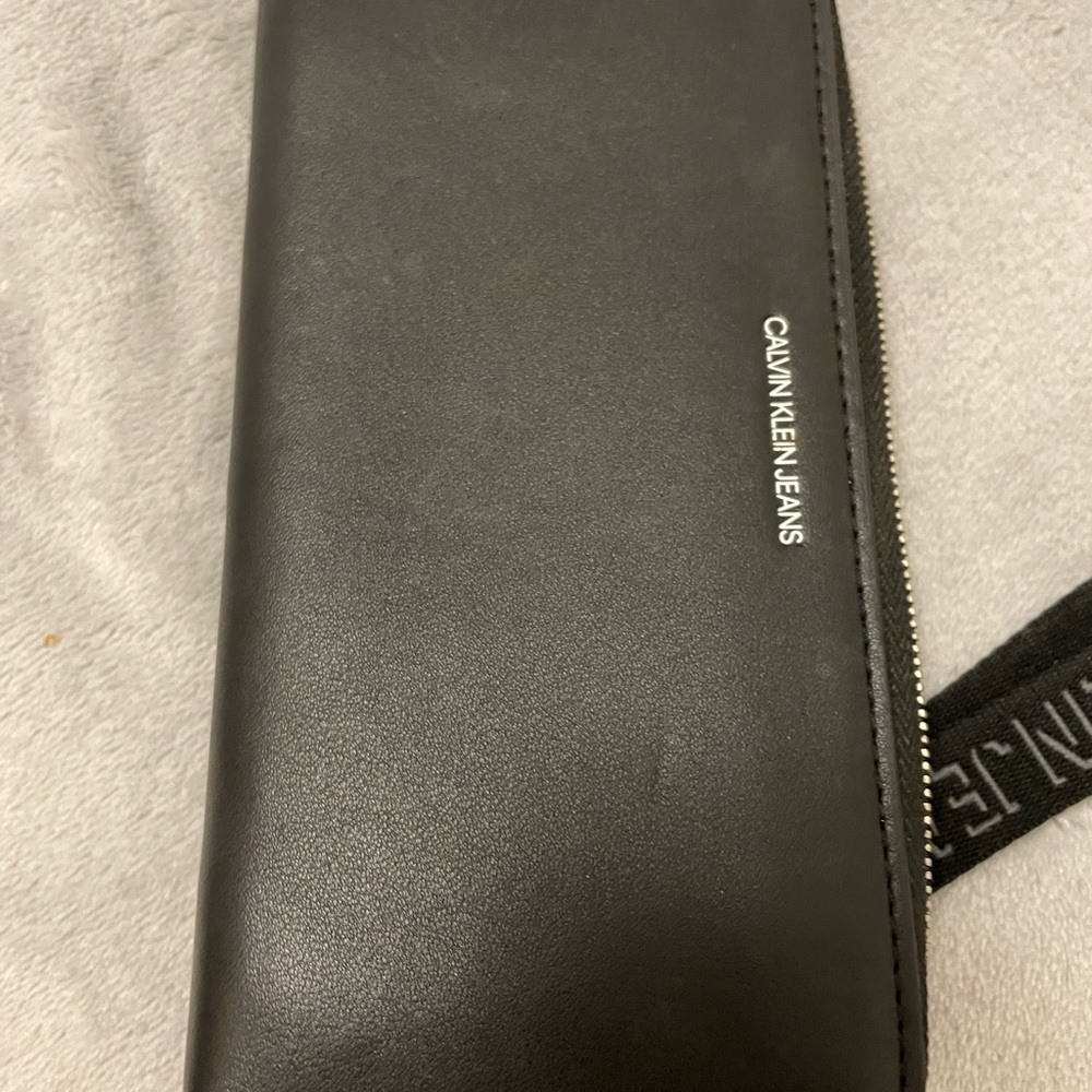 Calvin Klein - Picture 2 of 4